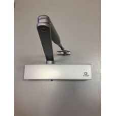 Доводчик FARGO F83 BC+DA с рычажной тягой, усилие EN2-6, с ветровым тормозом, задержкой закрывания и клапаном избыточного давления Доводчик FARGO F83 BC+DA с рычажной тягой, усилие EN2-6, с ветровым тормозом, задержкой закрывания и клапаном избыточного давления
